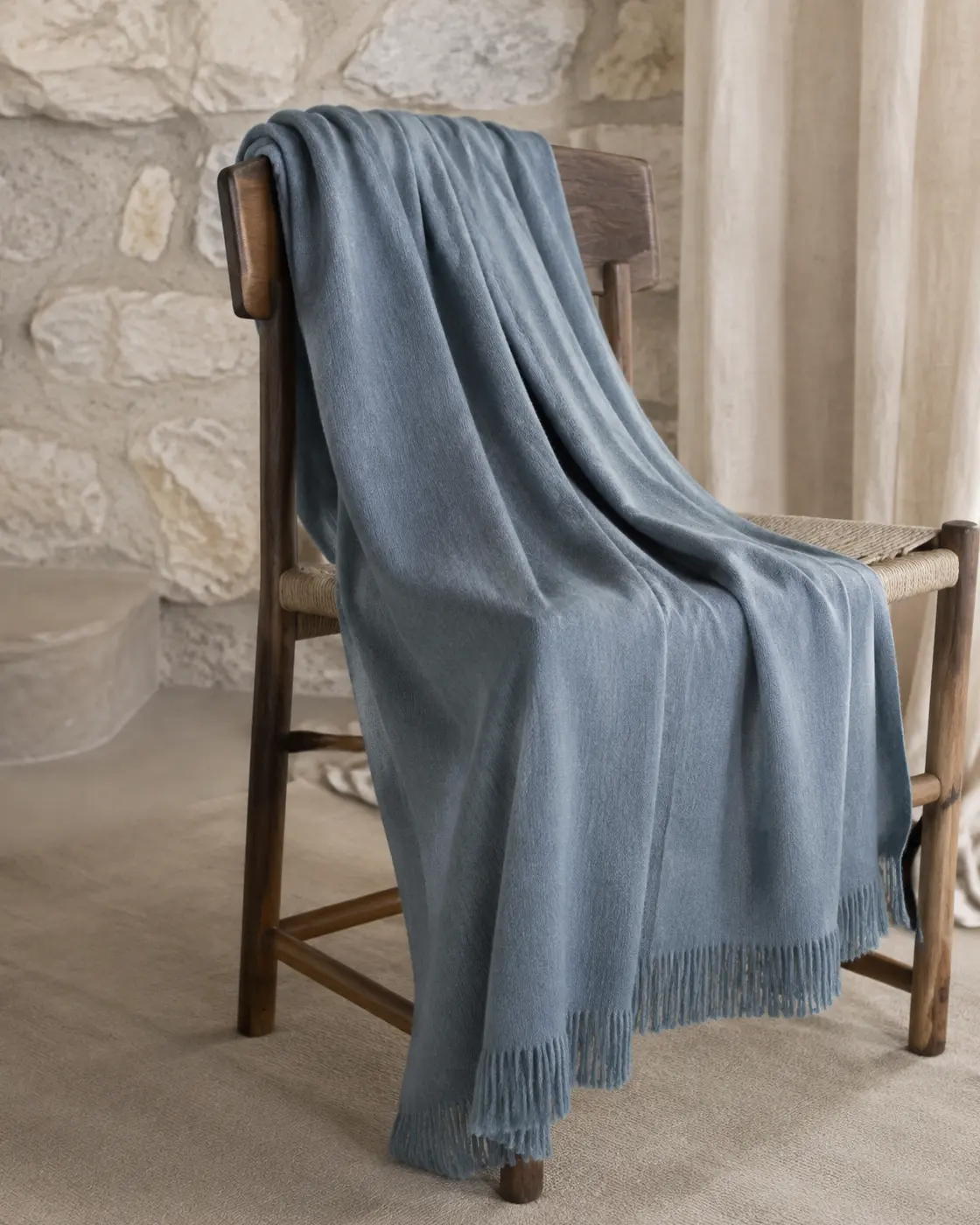 Bufanda Trama Natural azul niebla sobre silla de madera