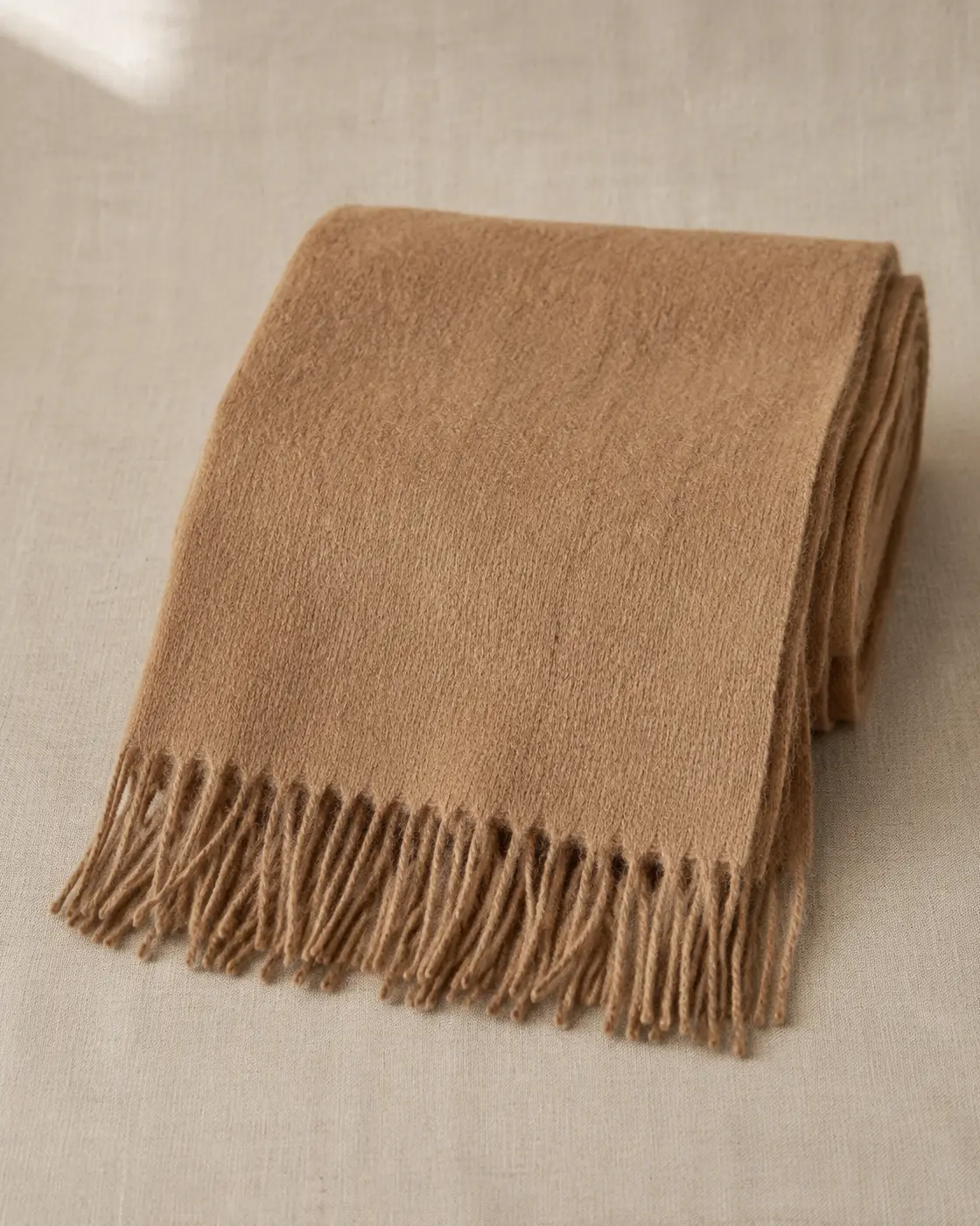 Detalle de la trama fina en baby alpaca camel